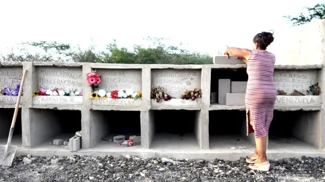 Sonia Bermúdez en una de las bóvedas en las que entierra a los difuntos que acoge.