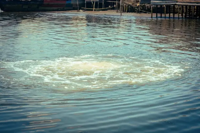 Gas wey dey bubble for di river for Bille Kingdom in Degema LGA of Rivers State