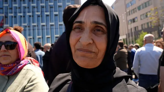 Sırrı Süreyya Önder'in AKM önündeki anma törenine katılan Arife Elik: "Sayesinde barışın geleceğine inandık"
