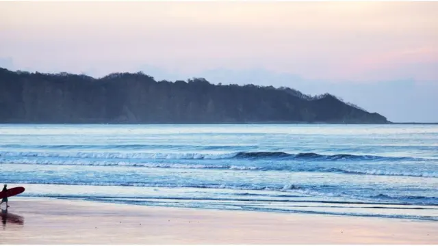 Surfing on di Pacific coast of Costa Rica 