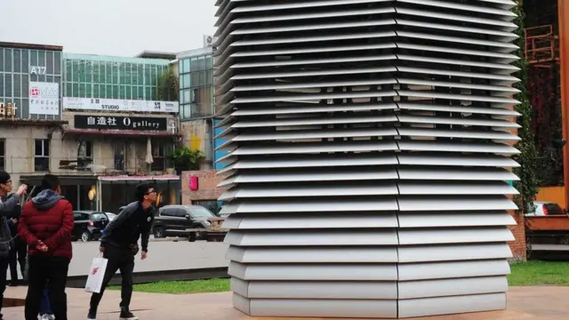 مواطنون يتفقدون مرشِحا بارتفاع سبعة أمتار لتنقية هواء بكين