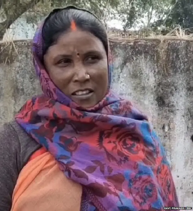 सलगाडीह गांव की सेविका यशोदा देवी ने क़रीब हफ़्ता भर पहले दुलारचंद मुंडा को कोविशील्ड टीका ​दिया.