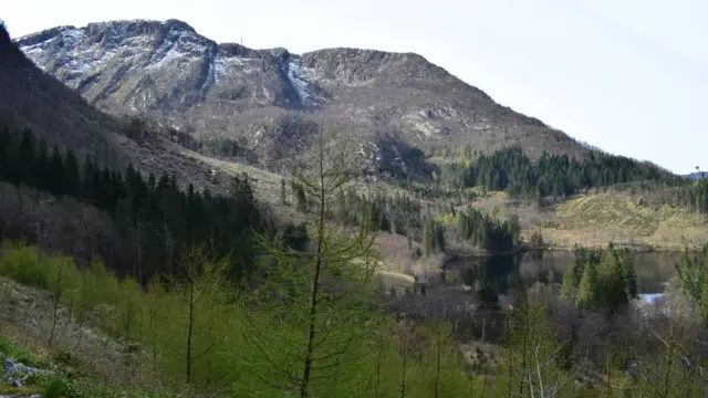 Vale Isdalen cercado por montanhas