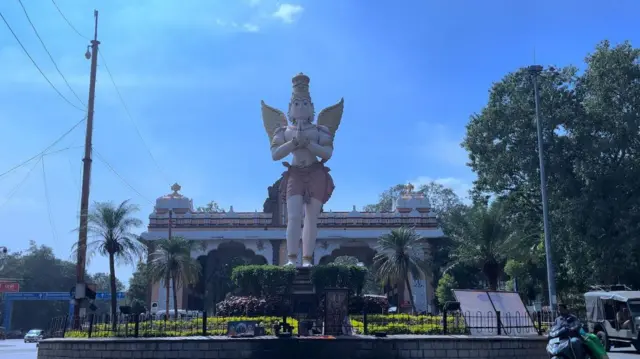 గరుడాళ్వార్ విగ్రహం