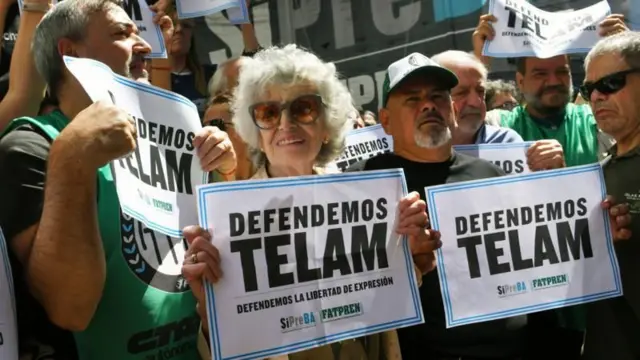 Demo menolak penutupan Télam.