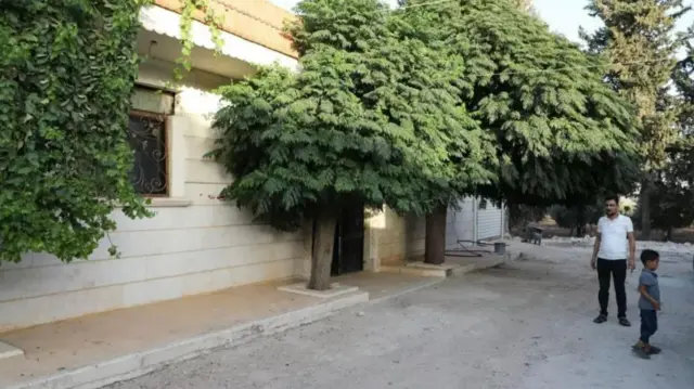 खलीलचं कुटुंब तात्पुरतं एका भाड्याच्या खोलीत राहातं 