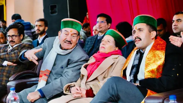 विक्रमादित्य सिंह अपनी मां प्रतिभा सिंह के साथ