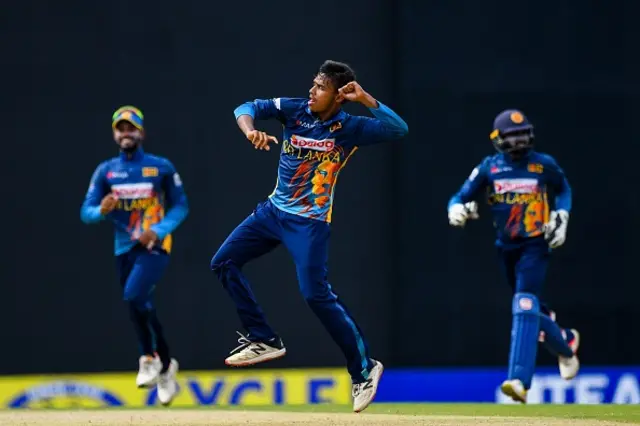  "විශේෂයෙන් ප්‍රමෝද් මධුෂාන්ට හොඳ අවස්ථාවක් ලැබිලා තියෙනවා. ඒ වගේම දුනීත් වෙල්ලාලගේ කැඳවීමට තීරණය කිරීමත් හොඳ දෙයක්. පසුගියදා අවසන් වූ ලංකා ප්‍රිමියර් ලීග් තරගාවලියේදී ඔහු ක්‍රීඩා කළ ආකාරය දෙස බලන්න. තරුණ ක්‍රීඩකයෙක් වුවත් ඔහුගේ පරිණතභාවය හොඳට පෙන්නුම් කළා. මේක අපි සුබවාදීව දැකිය යුතුයි." ප්‍රවීණ ක්‍රිකට් විස්තර විචාරක රොෂාන් අබේසිංහ පැවසුවේය. 