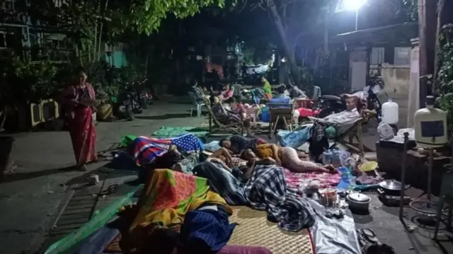 অনেক মানুষ গতকাল রাতে খোলা আকাশের নিচে ঘুমিয়েছে