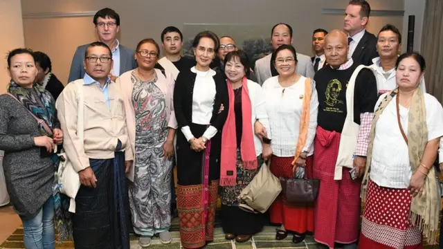 ဒေါ်အောင်ဆန်းစုကြည်ဟာ ပြည်ပခရီးစဉ်တွေမှာ ပြည်ပရောက်မြန်မာအသိုင်းအဝိုင်းနဲ့ တွေ့ဆုံလေ့ရှိ