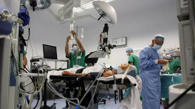 En algunas emergencias, cuando los pacientes han perdido mucha sangre resulta difícil estimar la cantidad apropiada de anestesia.