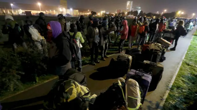 очередь из мигрантов