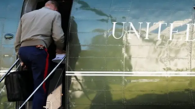 நியூக்ளியர் ஃபுட்பாலுடன் ஹெலிகாப்டர் ஒன்றில் ஏறும் யு.எஸ்.மரைன் வீரர் ஒருவர்