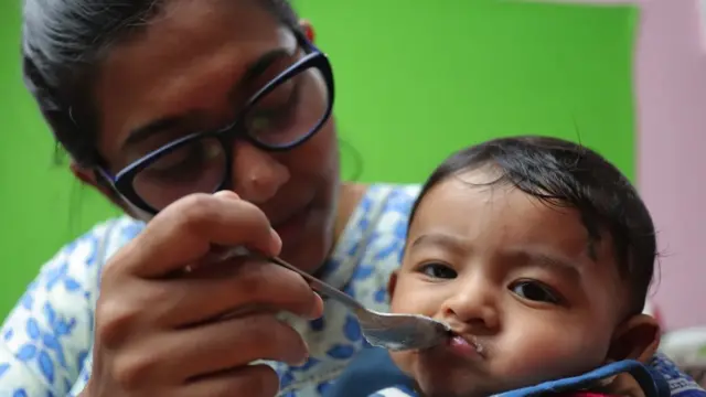 Les premiers signes d'un frein de langue peuvent être des problèmes d'allaitement. À un âge plus avancé, l'enfant peut avoir des difficultés à mâcher et à avaler les aliments