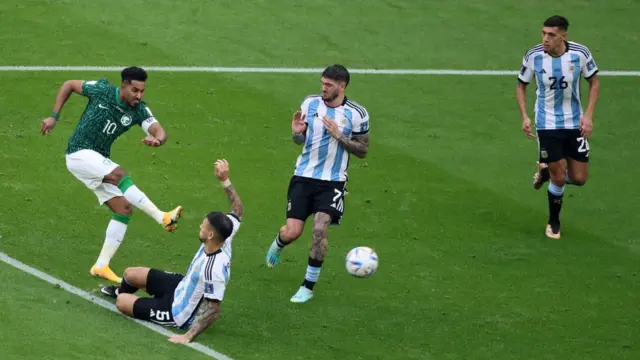 يتصدر المنتخب السعودي المجموعة الثالثة بثلاث نقاط بعد الفوز على الأرجنتين