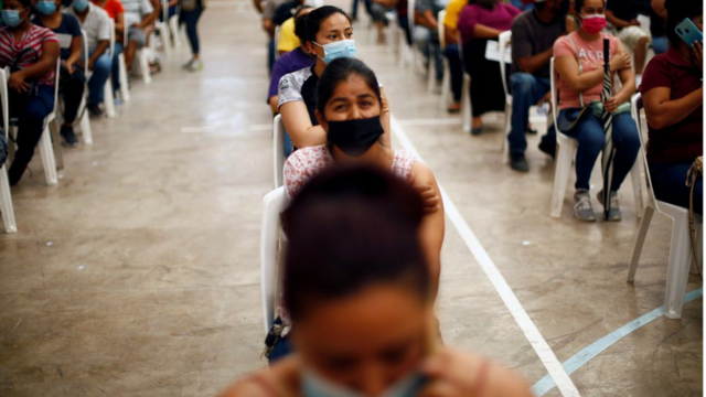 สตรีชาวเม็กซิกันนั่งพัก หลังได้รับการฉีดวัคซีนป้องกันโควิดของบริษัทไฟเซอร์