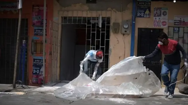 Barang apapun yang disentuh orang yang meninggal dibakar.