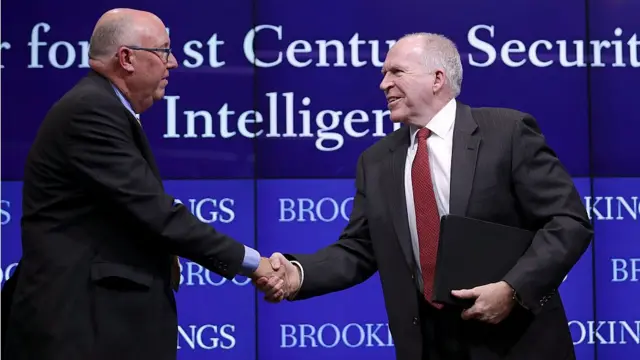 দক্ষিণ এশিয়া বিষয়ক বিশ্লেষক ব্রুস রিডেল (বোঁয়ে), তৎকালীন সিআইএ প্রধান জন ব্রেনানের সাথে ২০১৬ সালে এক অনুষ্ঠানে।