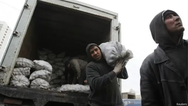 Россиядагы мигранттардын көбү кара жумушка тартылат