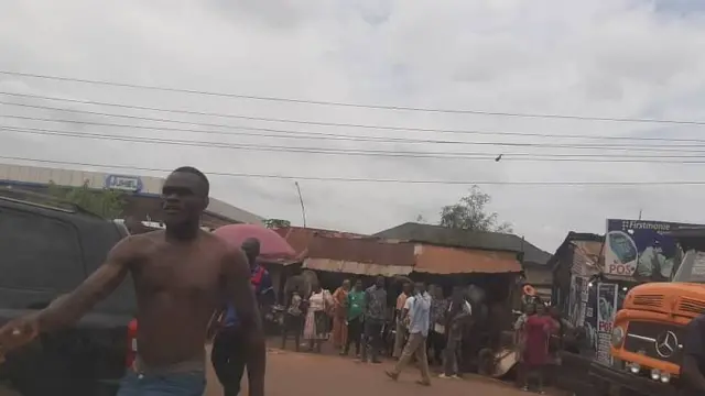 Ndị mmadụ na-agbakọ maka ekpere 'Adoration'