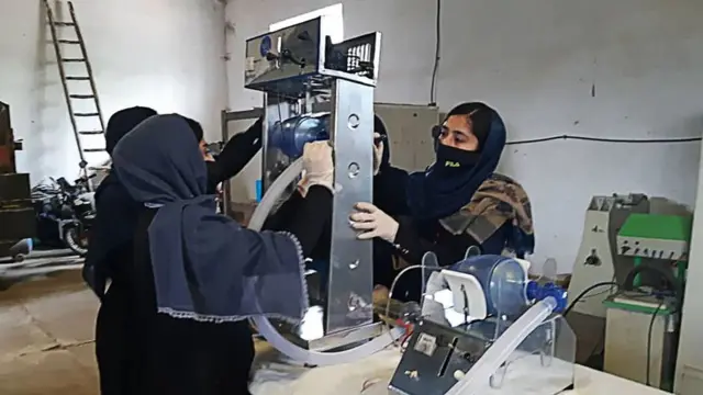 မနှစ်တုန်းက အာဖဂန်နိုင်ငံထဲ ကိုဗစ်ကူးစက်မှုတွေမြင့်ချိန်မှာ လူနာတွေအတွက်အသက်ကူရှူစက်တွေကို ကားပစ္စည်းအစိတ်အပိုင်းတွေသုံးပြီး ဈေးနည်းနည်းနဲ့ထုတ်နိုင်အောင် သူတို့တွေ တီထွင်ခဲ့ကြပါတယ်။