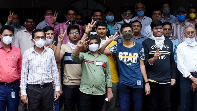 બોર્ડની પરીક્ષામાં પાસ થયેલાં વિદ્યાર્થી