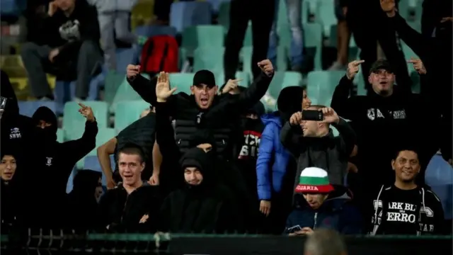 Aficionados de Bulgaria hacen señas