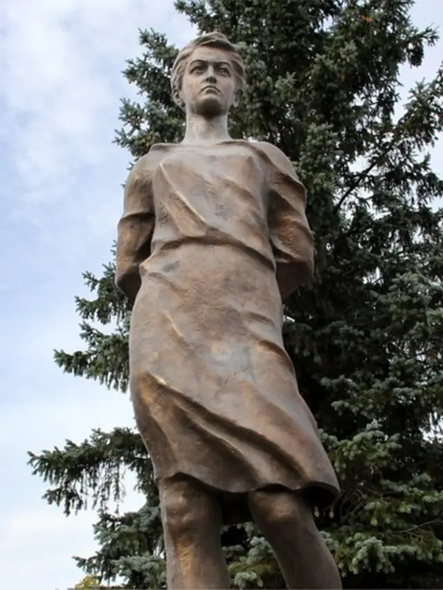 Памятник Зое Космодемьянской, открытый в подмосковной Рузе в августе 2013 года