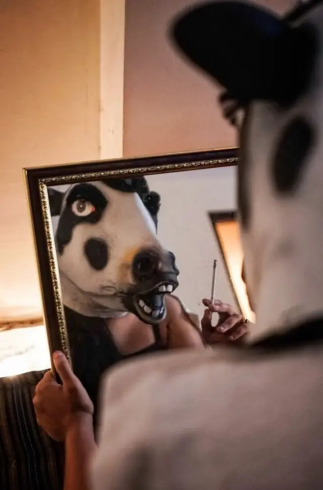 زنان با نقاب گاو