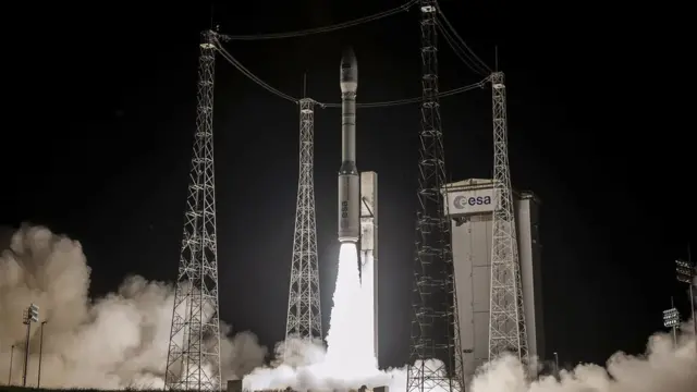 Foguete sendo lançado durante a noite no Centro Espacial de Kourou