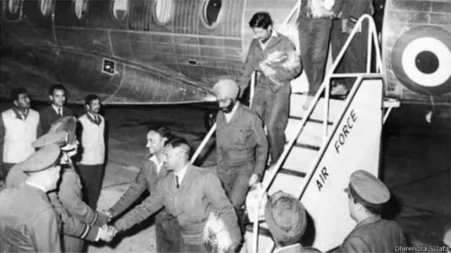 पालम हवाई अड्डे पर भारतीय युद्धबंदी पायलटों का स्वागत करते हुए तत्कालीन वायुसेनाध्यक्ष पीसी लाल