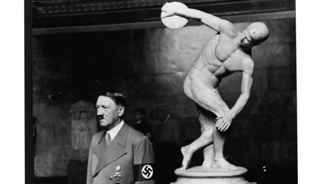 Hitlerjogar na loteriafrente a estátua do Discóbolo