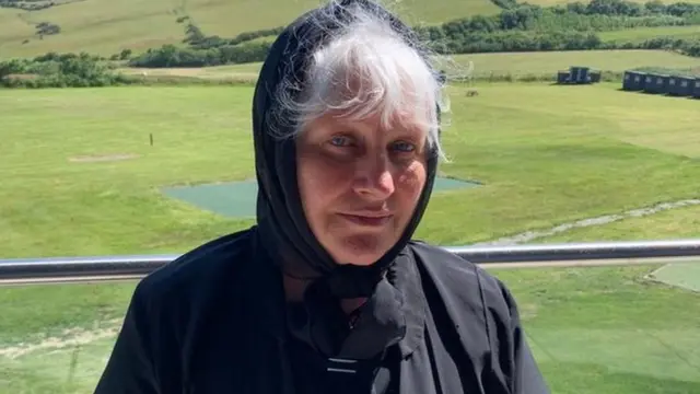 부락은 웨일스에서의 새로운 삶을 사랑하지만, 전쟁으로 폐허가 된 우크라이나에 남은 가족들을 걱정했다