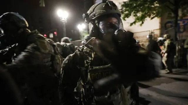 الشرطة الفيدرالية تواجه المتظاهرين وسط مدينة بورتلاند، أوريغون، في 26 يوليو/تموز 2020