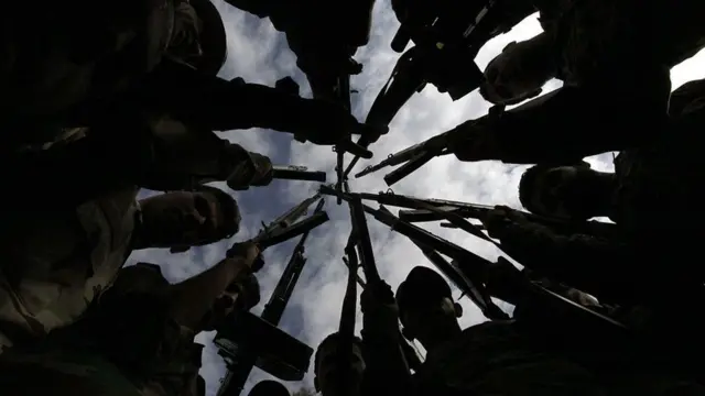 குழுமியிருக்கும் படையினர்