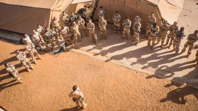 Pendant 4 mois, 32 soldats des soldats français de l'opération militaire de barkhane au Mali vivent ensemble dans le désert, ici à Ansongo au Mali.