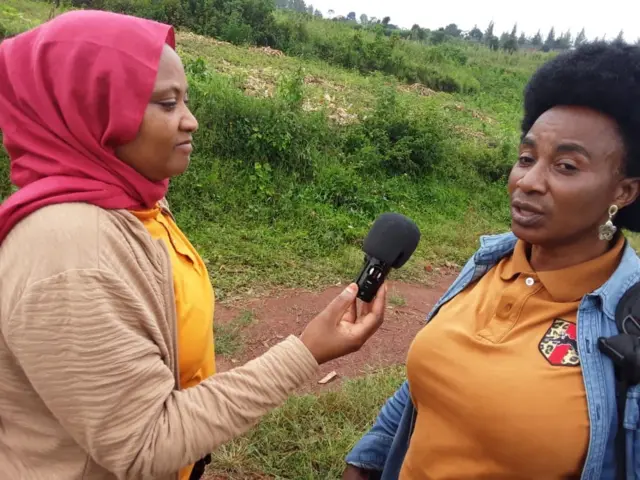 Akimana Latifat ari kubaza ibibazo umuturage