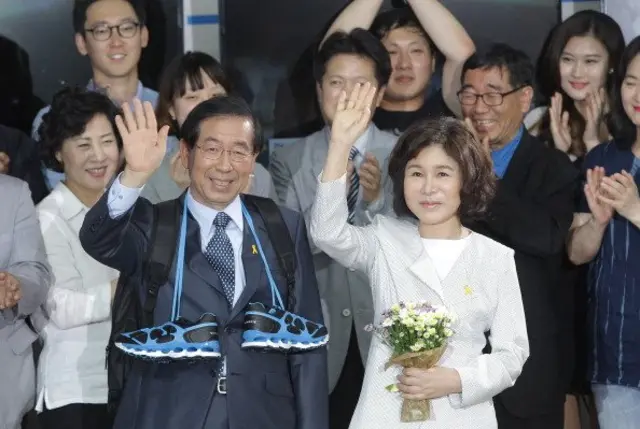 2014년 6월 서울시장에 재선 당선된 박 시장 부부가 손을 흔들며 웃고 있다