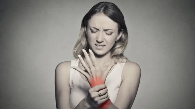 Mujer con síndrome del túnel carpiano