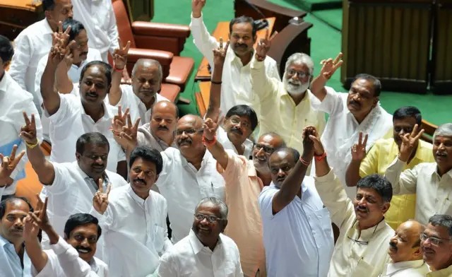 येदियुरप्पा के इस्तीफे के बाद जश्न मनाते कांग्रेस और जेडीएस के विधायक