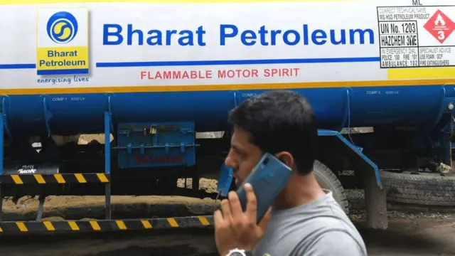 પેટ્રોલિયમ ટ્રકની તસવીર