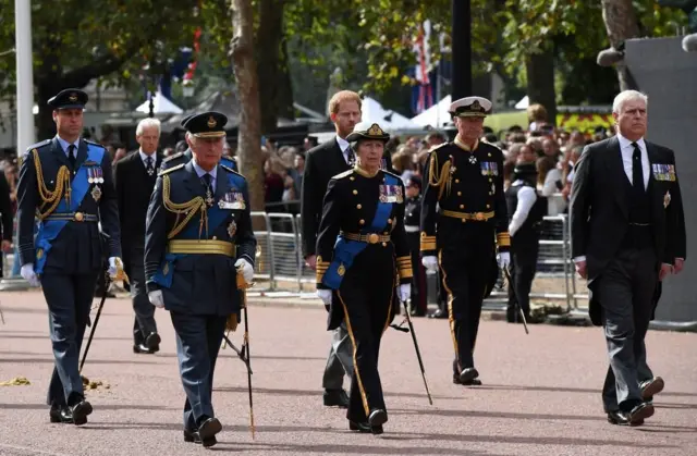 女王の棺の後ろを、チャールズ国王をはじめとする女王の子供たちと孫たちが行進した