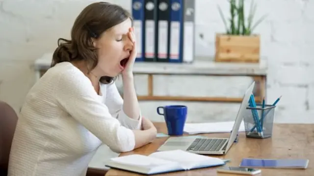 فتاة تتثاءب