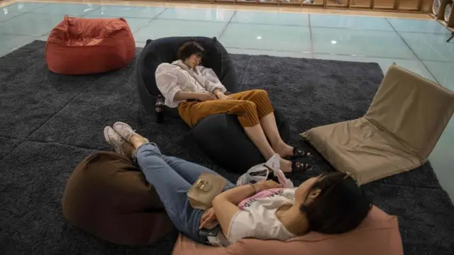 ઊંઘતી મહિલાઓ