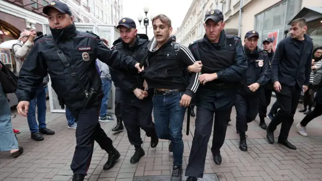 Задержанный участник шествия на Арбате