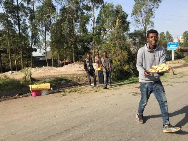 ወጣቶች አላፊ አግዳሚውን እየጋበዙ ነው