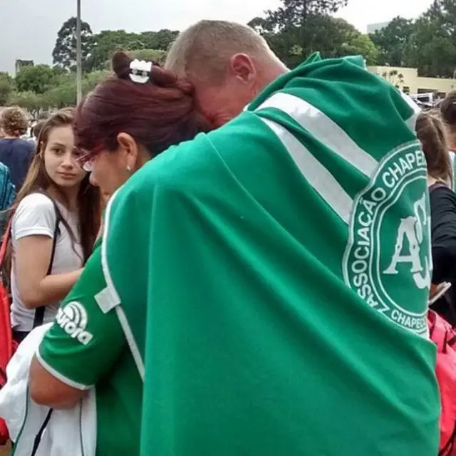 Aficionados en las afueras del estadio Arena Condá