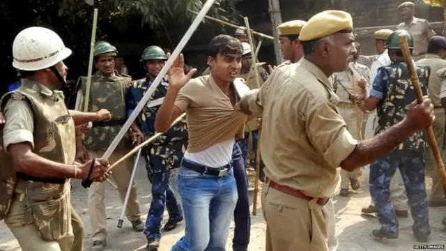 வகுப்புவாத வன்முறைகளில் போலிசாரின் செயல்பாடுகள் விமர்சனத்துக்கு உள்ளாகின