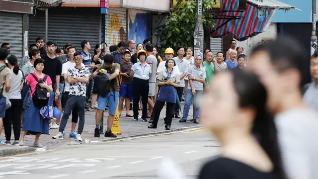 香港九龙红磡“光复红土”游行期间红磡商户关门并聚集在路边围观(17/8/2019)