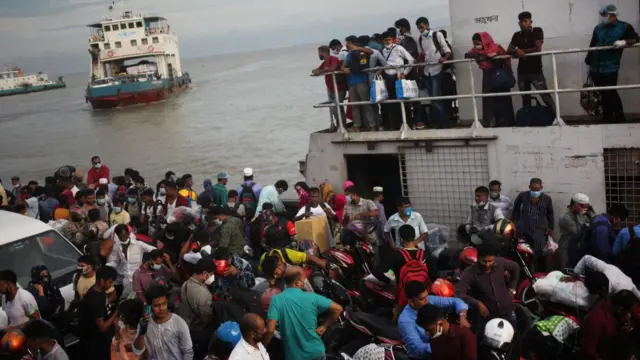 ফেরিগুলোতে গাদাগাদি করে উঠতে দেখা গেছে মানুষকে